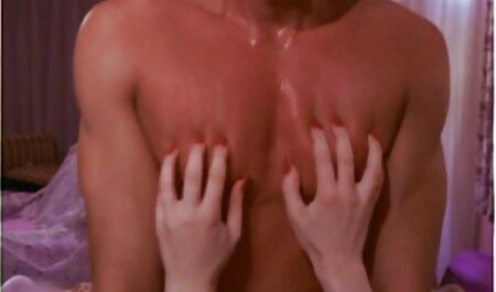 गुलाबी में ली आँख के साथ लड़की एक आदमी को सनी लियॉन की सेक्सी मूवी फिल्म आकर्षित करने और वह कैंसर है